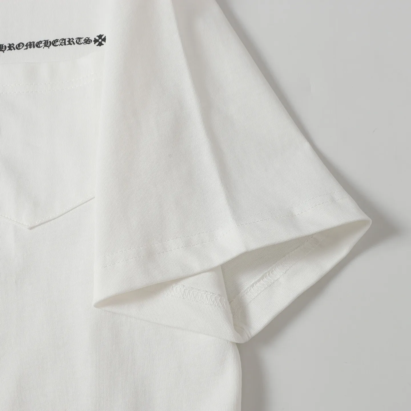 🅿️170 CHROME HEARTS/Chrome Heart CH starry cross printed short-sleeved T-shirt The fabric is made of 280g heavy combed cotton, customized with 32 count 1*1 threads. The ready-made garments are washed twice. The fabric is comfortable and skin-friendly without any strange feeling. Custom-dyed fabrics with high textile density, good drape and not easy to deform. The thick texture and compact spinning process will not affect the breathability of the fabric. The color saturation is very high. Imported digital direct-injection printing technology. A versatile and good-looking short sleeve. The loose fit covers the flesh and looks slim. Color: black, white Size: XS-L